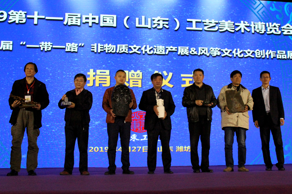 院长李心沁和山东省工艺美术大师们合影.jpg