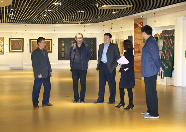 参观学院展览馆1.jpg